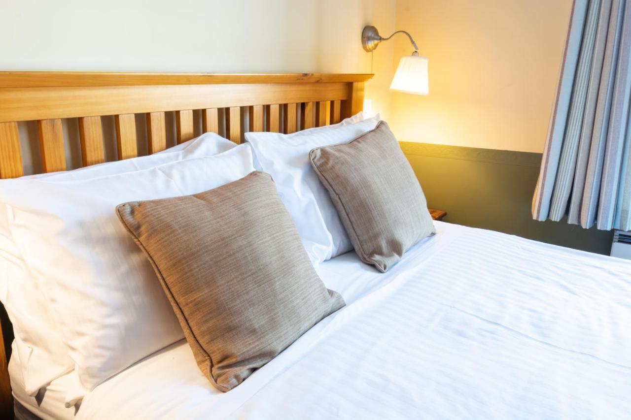 The Half Moon Inn And Country Lodge يوفيل المظهر الخارجي الصورة